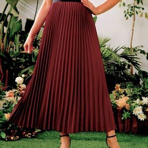Pleated maternity skirt